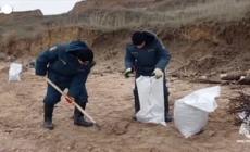 Russia, soccorritori continuano a pulire spiagge del Mar Nero