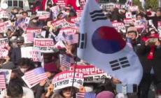 Corea Sud, i sostenitori di Yoon Seok Yul sotto la sua abitazione