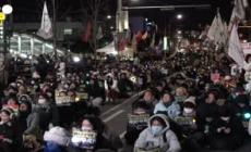 Seoul, in centinaia in strada per chiedere l'arresto immediato di Yoon Suk Yeol