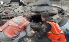 Attacco su Gaza, palestinesi cercano sopravvissuti fra le macerie