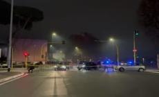 Roma-Lazio, il corteo degli ultras biancocelesti tra cori e petardi