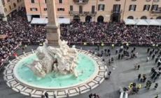Roma, a Piazza Navona il tradizionale "volo" della Befana coi Vigili del Fuoco