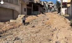 Cisgiordania, residenti di un campo profughi ispezionano i danni di un raid israeliano