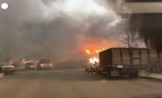 Inferno di fuoco a Los Angeles, auto e case divorate dalle fiamme