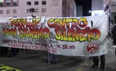 Corteo per Ramy a Milano, fumogeni e vernice rossa sull'asfalto