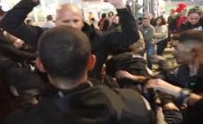 Tel Aviv, scontri con la polizia durante una protesta antigovernativa