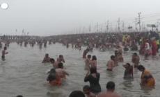 Primi bagni rituali, al via in India al pellegrinaggio indu' del Maha Kumbh Mela - Video