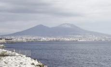 Napoli, prima "spolveratina" di neve sul Vesuvio del 2025