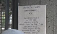 Roma, il feretro con Furio Colombo arriva al cimitero acattolico