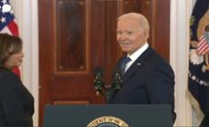 Cessate il fuoco a Gaza, "Il merito va a lei o a Trump?". Biden: "E' uno scherzo?"