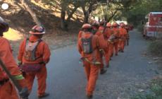 Incendi a Los Angeles, detenuti aiutano i pompieri nelle zone devastate dai roghi