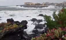 Catania, forte mareggiata sul lungomare Ognina