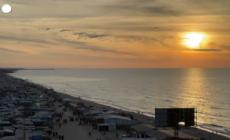 Gaza, il sole tramonta su al-Zawayda mentre inizia la tregua tra Israele e Hamas