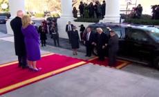 Donald e Melania Trump accolti da Biden alla Casa bianca