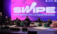Swipe, la voce della Gen Z che sintonizza genitori e figli