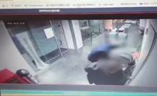 Neonata rapita: ecco il video della donna che porta via la piccola 