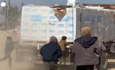 Gaza, gli abitanti di Rafah rincorrono i camion degli aiuti umanitari