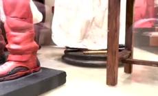 Lewis Hamilton in tuta Ferrari nel presepe di San Gregorio Armeno