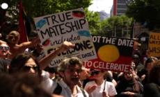 Attivisti in piazza per i diritti degli indigeni nell'Australia Day