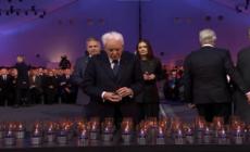 Giorno della memoria, Mattarella accende una candela ad Auschwitz