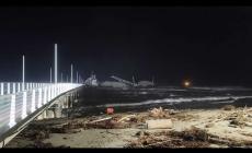 Una nave lunga 100 metri finisce contro il pontile a Marina di Massa 