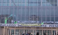 Maxi scritta per il clima di Extinction Rebellion al Grattacielo Piemonte