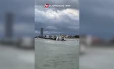 Peschereccio naufraga di fronte al porto di Cesenatico - Video