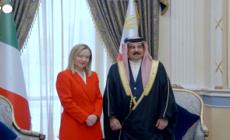 Il Re del Bahrein accoglie Giorgia Meloni a Manama