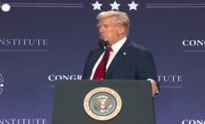 Usa, Trump firma ordine contro 'l'estremismo di genere' nell'esercito