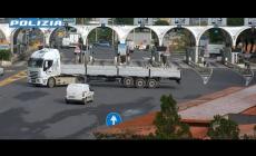 Vede un posto di blocco e cambia direzione, Tir contromano in autostrada a Messina inseguito fermato dalla polizia stradale