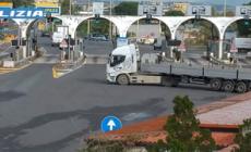 Senza patente alla guida di un camion, fugge contromano