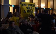 Descalzi contestato da attivisti Greenpeace: "Eni: green solo a parole"