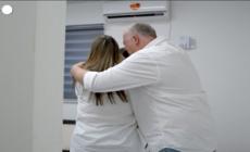 Israele, l'abbraccio tra Agam Berger e i genitori dopo il rilascio