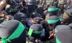 I miliziani di Hamas frenano la folla durante la liberazione di Arbel Yeud