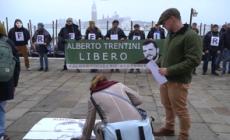 Venezia, flash mob a San Marco per Alberto Trentini
