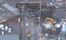 Camionista precipitato martedi' in una voragine vicino Tokyo, poche le speranze di salvarlo