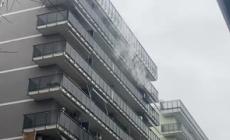 I vigili del fuoco salvano un 13enne da un incendio all'ottavo piano - Video