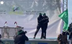 Gaza, Hamas consegna l'ostaggio Keith Siegel alla Croce rossa