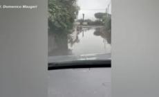 Violenta grandinata nei paesi dell'Etna, un torrente in piena