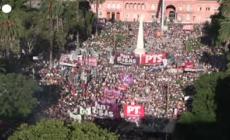 Buenos Aires, corteo Lgbtiq+ contro le politiche di Milei
