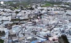 Sciame sismico a Santorini, quasi 9mila persone lasciano l'isola