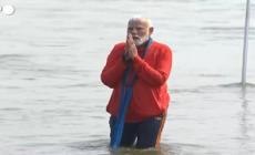 Il premier indiano Modi a Prayagraj per il rituale del festival indu'