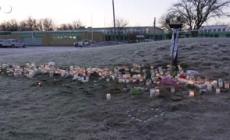 Svezia, fiori e candele fuori dalla scuola a due giorni dalla strage