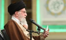 Trump: "Sappiamo dov'è Khamenei, per ora non lo uccideremo: si arrenda".  E  l'ayatollah trasferisce i poteri esecutivi ai pasdaran 