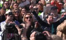 Liberati i tre ostaggi israeliani, esplode la gioia a Tel Aviv