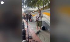 Ed Sheeran si esibisce in strada in India ma la polizia lo blocca