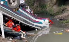 Guatemala City, autobus precipita da un ponte: oltre 50 morti - Video