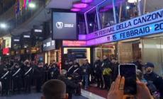 Sanremo 2025 entra nel vivo, gli artisti "sfilano" sul green carpet