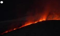 Sull'Etna lo spettacolo di una colata lavica notturna