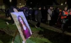 Donna accoltellata a Rufina, un migliaio alla fiaccolata in suo ricordo